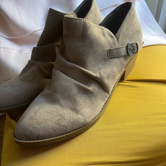 American Rag Tan Ankle Boots Suede Minimalist Design - Picture 1 of 12